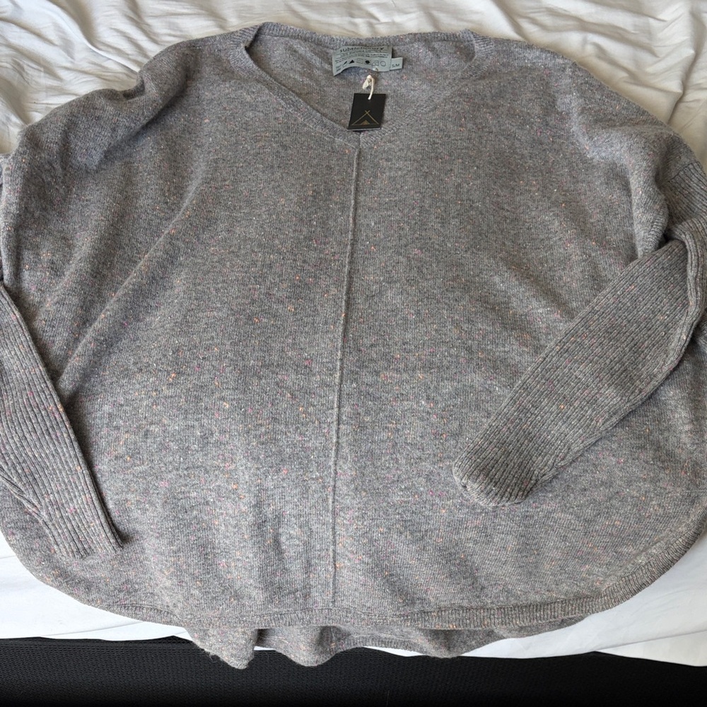NWT Subtle Luxury Gray Cashmere‎ Sweater